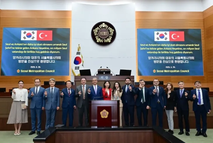 앙카라시의회 대표단과 단체사진 촬영 중인 서울시의회의장단