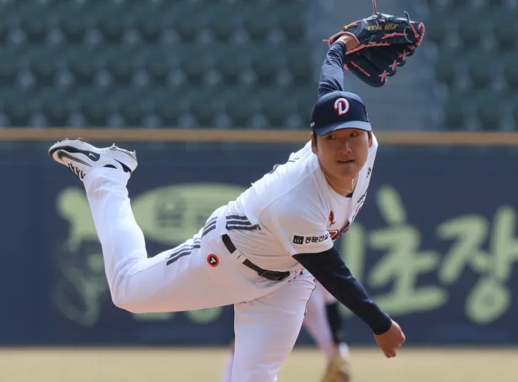 두산 베어스 곽빈이 3월 13일 서울 잠실야구장에서 열린 2025 KBO리그 KIA 타이거즈와의 시범경기에서 공을 던지고 있다. 연합뉴스