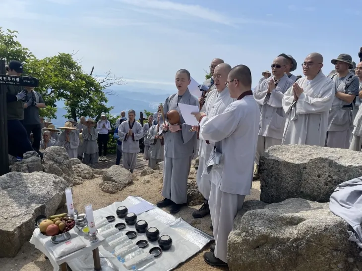 매화산에서 진행되는 소금묻기 헌공다례. 해인사 제공.