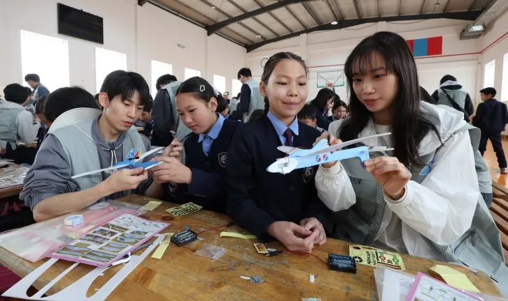 대한항공과 아시아나항공 임직원들이 21일 몽골 울란바타르시 바가노르구에 위치한 군갈루타이 국립학교에서 항공공학 체험 수업을 진행하고 있다. 2025.5.21 울란바토르 홍윤기 기자