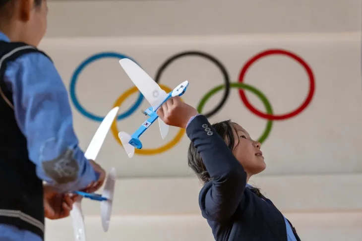 대한항공과 아시아나항공 임직원들이 21일 몽골 울란바토르시 바가노르구에 위치한 군갈루타이 국립학교에서 항공공학 체험 수업을 진행하고 있다. 2025.5.21 울란바토르 홍윤기 기자