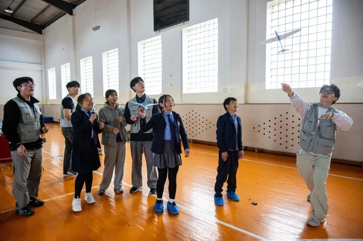 대한항공과 아시아나항공 임직원들이 21일 몽골 울란바토르시 바가노르구에 위치한 군갈루타이 국립학교에서 항공공학 체험 수업을 진행하고 있다. 2025.5.21 울란바토르 홍윤기 기자