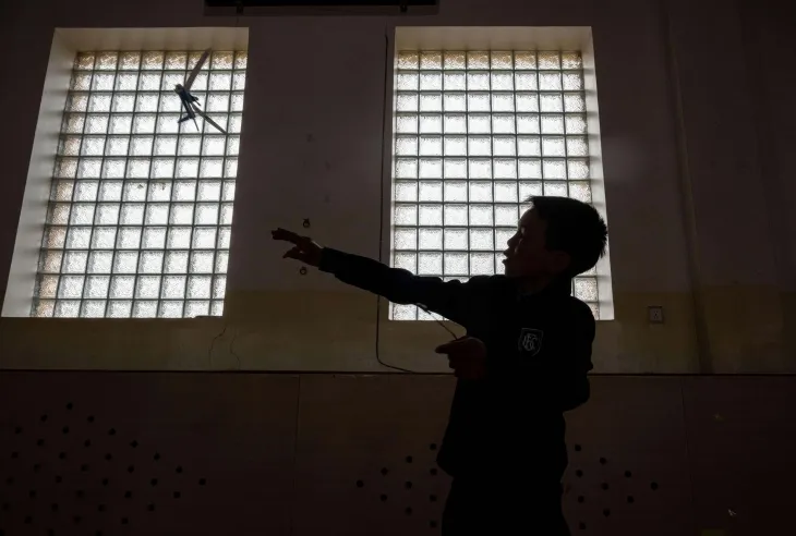 대한항공과 아시아나항공 임직원들이 21일 몽골 울란바토르시 바가노르구에 위치한 군갈루타이 국립학교에서 항공공학 체험 수업을 진행하고 있다. 2025.5.21 울란바토르 홍윤기 기자