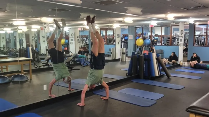 ‘물구나무서기를 한 최고령자’ 남성 부문에서 기네스 세계기록을 세운 미국 뉴저지 출신 폴 버드라인(74). 기네스월드레코드 홈페이지 캡처