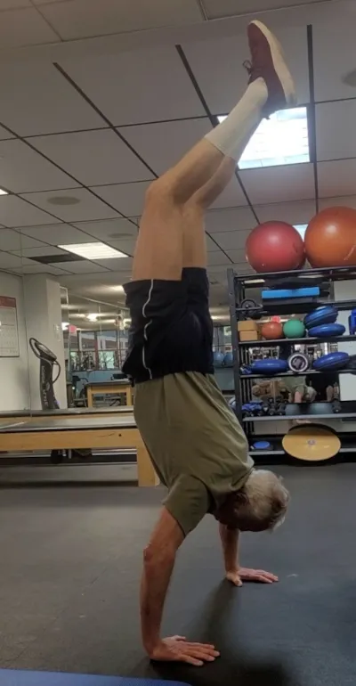 ‘물구나무서기를 한 최고령자’ 남성 부문에서 기네스 세계기록을 세운 미국 뉴저지 출신 폴 버드라인(74). 기네스월드레코드 홈페이지 캡처