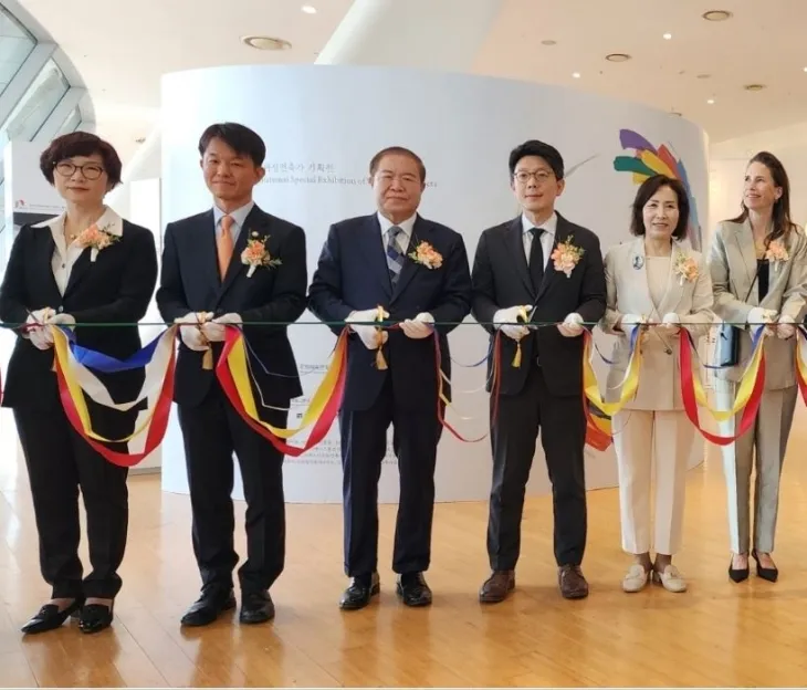 지난 20일 동대문디자인플라자에서 열리는 ‘2025 여성건축가 기획전’ 개막식에 참석한 이숙자 위원장(왼쪽에서 두 번째)