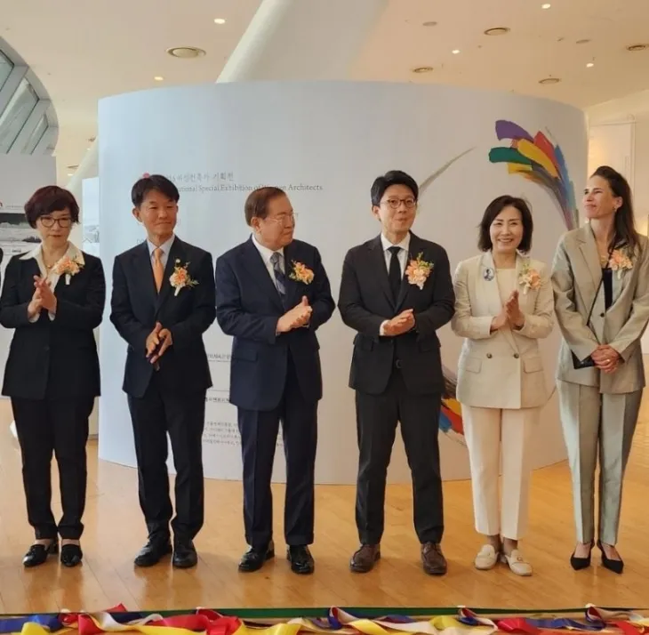 지난 20일 동대문디자인플라자에서 열리는 ‘2025 여성건축가 기획전’ 개막식에 참석한 이숙자 위원장(왼쪽에서 두 번째)