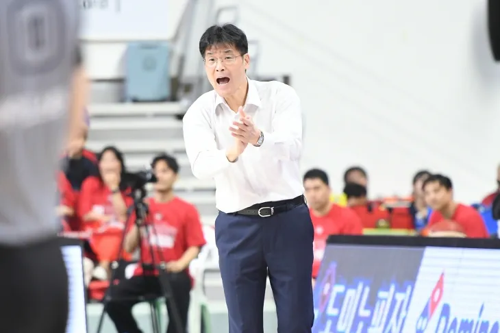 조동현 전 울산 현대모비스 감독이 지난달 28일 울산 동천체육관에서 열린 2024~25 프로농구 4강 플레이오프 3차전 창원 LG와의 홈 경기에서 선수들을 독려하고 있다. KBL 제공