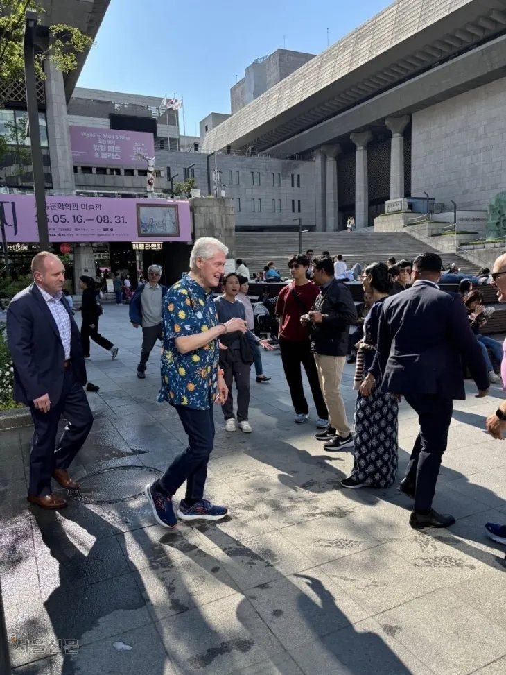 지난 20일 서울 종로구 광화문광장을 방문한 빌 클린턴(가운데) 전 미국 대통령이 시민들의 시선을 한몸에 받으며 주변 풍경을 둘러보고 있다. 지난 19일 미국 사모펀드 아이스퀘어드캐피탈이 주최한 세미나에서 강연한 클린턴 전 대통령은 20일 저녁 싱가포르로 출국했다. 박지환 기자