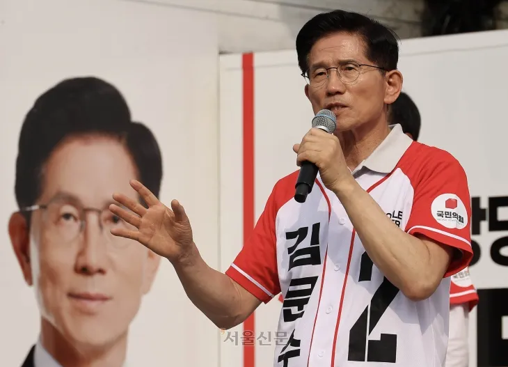 김문수 국민의힘 대선 후보가 21일 오후 경기도 파주시 야당동 새암공원에서 열린 ‘더 편하게 더 든든하게’ 유세에서 지지를 호소하고 있다. 2025.5.21 안주영 전문기자