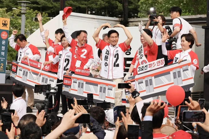 김문수 국민의힘 대선 후보가 21일 오후 경기도 파주시 야당동 새암공원에서 열린 ‘더 편하게 더 든든하게’ 유세에서 지지를 호소하고 있다. 2025.5.21 안주영 전문기자