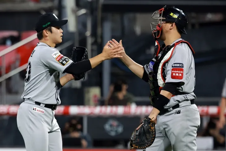 kt 위즈 박영현이 21일 수원 케이티위즈파크에서 열린 2025 KBO리그 정규시즌 KIA 타이거즈와의 홈 경기에서 3-1로 이긴 뒤 포수 장성우와 하이파이브하고 있다. 뉴스1