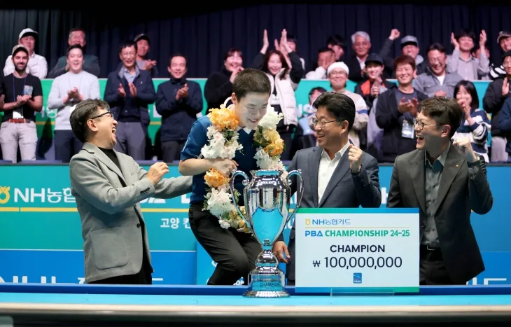 지난해 11월 2024~25 PBA 6차 투어 NH농협카드 챔피언십에서 우승한 뒤 상금 1억원을 받는 모습.  PBA 제공