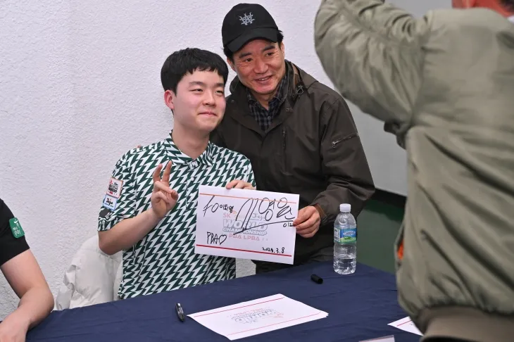 3월 PBA 월드챔피언십을 마친 뒤 사인회에서 팬과 함께 기념사진을 찍는 모습. PBA 제공