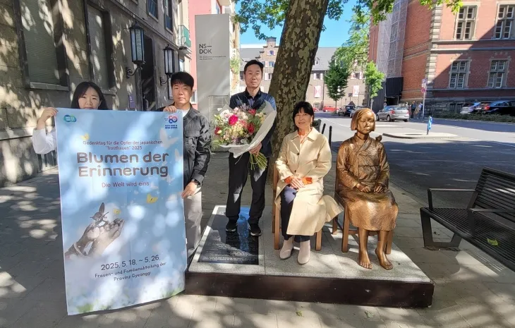 경기도는 지난 19일 독일 쾰른에 있는 소녀상에 ‘평화의 꽃’을 전달했다. (경기도 제공)