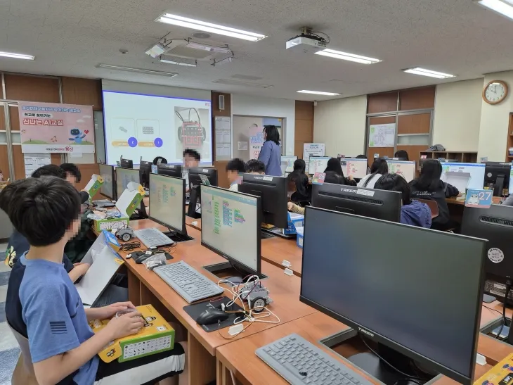 지난 19일 서울 용산구 서빙고초등학교에서 신나는 AI교실 수업이 진행되고 있다. 용산구 제공