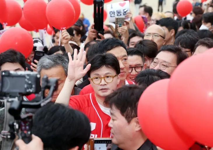 한동훈 전 국민의힘 대표가 20일 부산 수영구 광안리해수욕장 일대에서 시민들을 만나 김문수 대선 후보 지지를 호소하고 있다. 2025.5.20 뉴시스