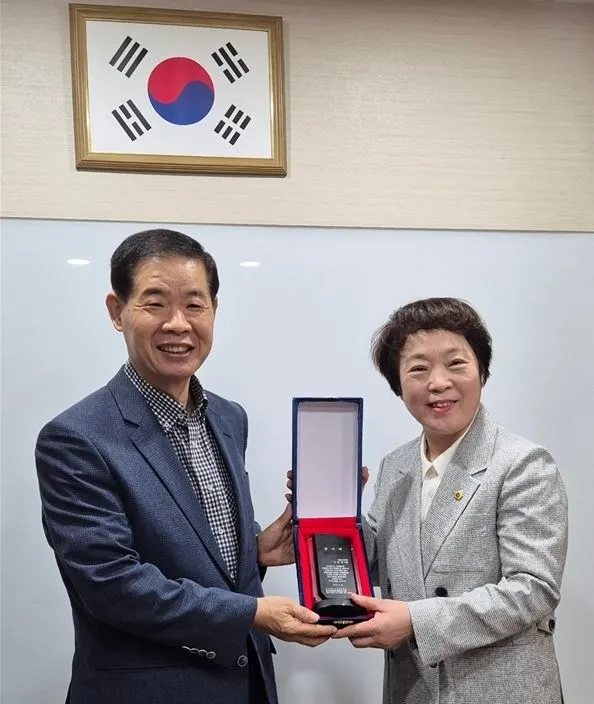 신동원 의원이 녹천역 두산위브아파트 입주자대표회로부터 감사패를 수여 받고 있다.