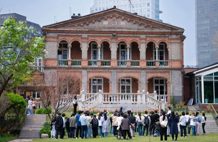 디아지오코리아가 주한영국대사관과 함께 국립서울맹학교 학생들을 주한영국대사관에 초청해 봄 소풍 프로그램을 진행했다. 디아지오코리아 제공