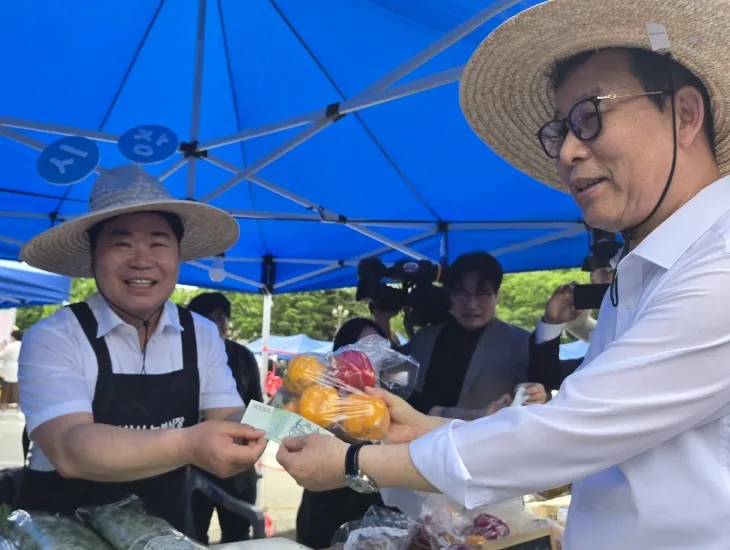 오세현 아산시장이 문성제 선문대 총장이 글로컬 다문화 축제 로컬푸드 행사장에서 지역 농산물 사용 퍼포먼스를 하고 있다. 선문대 제공