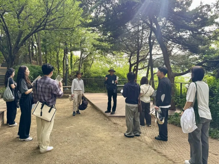 서울 중구가 직원을 대상으로 진행하는 ‘뚜벅뚜벅 남산런’의 모습. 중구 제공