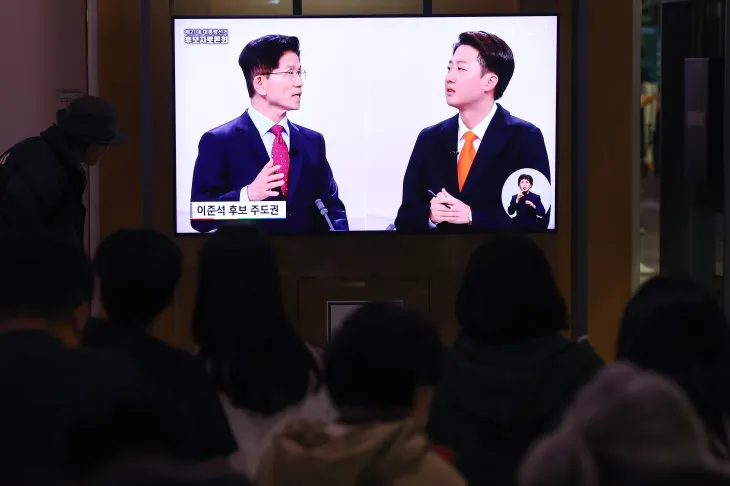 18일 서울역 대합실에서 시민들이 제21대 대선 1차 후보자 토론회 중계방송을 지켜보고 있다. 연합뉴스