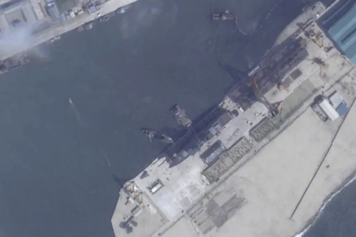 20일 북한 함경북도 청진시 청진항 인근 위성 사진. 북한이 새로 건조한 5000t급 구축함이 진수 대기 중이다. 22일 북한은 전날 해당 선박 진수 과정에서 사고가 발생했다고 밝힌 바 있다. 2025.5.22 플래닛랩스 AP 연합뉴스