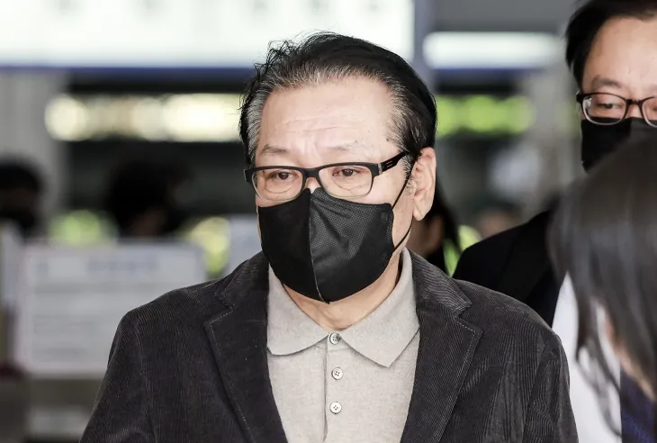 무속인 ‘건진법사’ 전성배 씨가 12일 서울 양천구 서울남부지방법원에서 열린 공판을 마친 뒤 법원을 나서고 있다. 2025.5.12 뉴시스