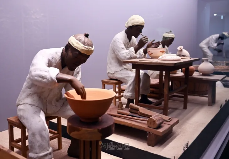 고흥분청문화박물관의 도공 조형물.