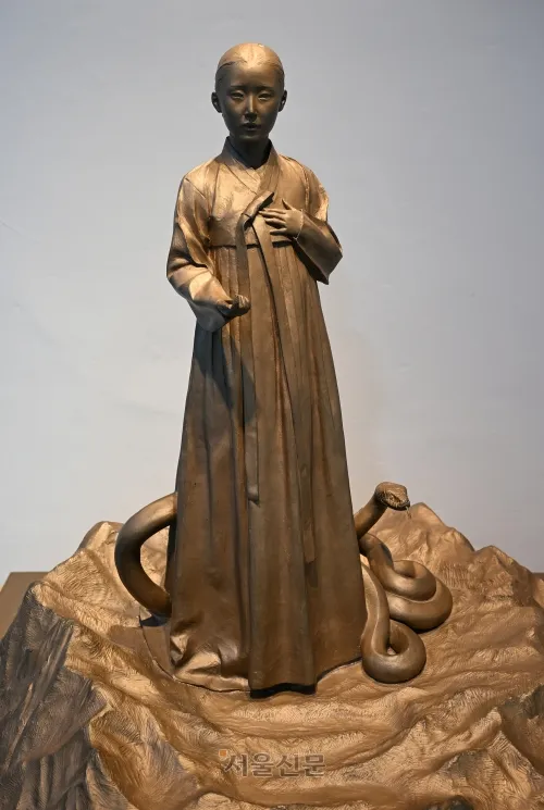 수많은 이들을 과거 급제로 이끌었다는 동강면 뱀골재 전설의 여인상.