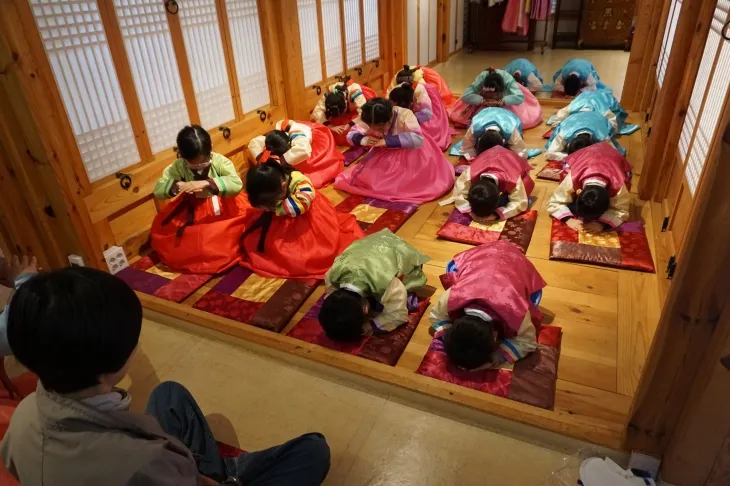 서울 종로구 한옥 문화 공간 ‘상촌재’의 전통 예절 프로그램 모습. 종로문화재단 제공