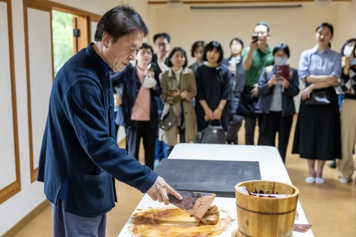 서울시 무형유산 옻칠장 제1호이자 대한민국 나전칠기 명장 제1호인 손대현(76) 장인.