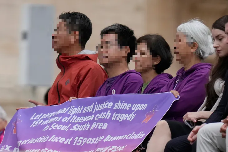 21일(현지시간) 바티칸 성 베드로 광장에서 레오 14세 교황 즉위 후 첫 주간 일반 알현이 진행된 가운데, 10·29 이태원 참사 유가족이 ‘희생자 159명에게 영원한 빛과 정의를 주소서’라는 문구가 적힌 보라색 현수막을 들고 있다. 2025.5.21 바티칸 AP 연합뉴스