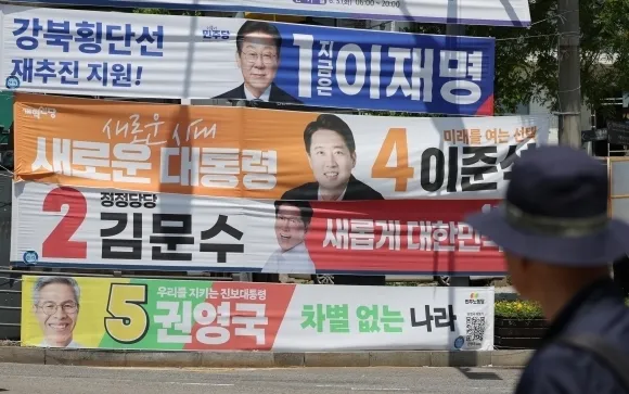 22일 서울 성북구 한 도로에 이재명 더불어민주당 대선 후보, 김문수 국민의힘 후보, 이준석 개혁신당 후보, 권영국 민주노동당 후보의 현수막이 걸려 있다. 2025. 5. 22. 연합뉴스