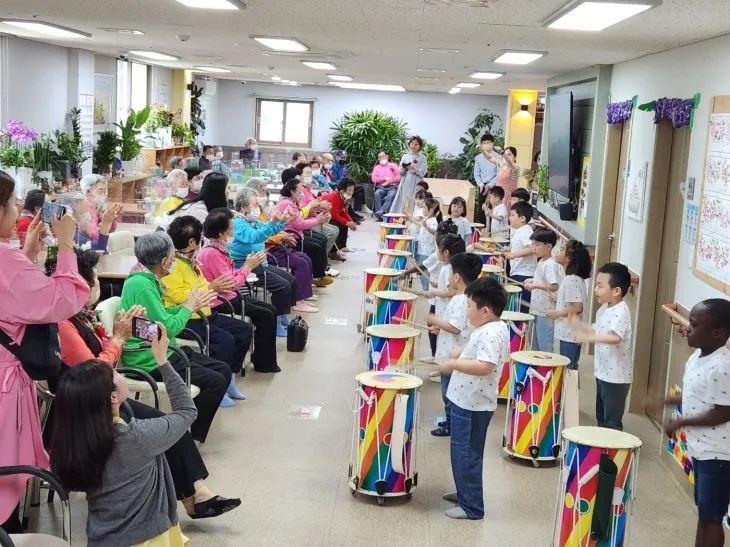 엔젤노인복지센터에서 5월 가정의달을 맞아 공연을 진행하고 있다.