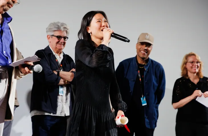 제 78회 칸 국제영화제 ‘라 시네프’ 경쟁 부문에서 한국인 최초로 1등상을 수상한 ‘첫여름’의 허가영 감독이 수상 소감을 전하고 있다.  칸 뉴스1