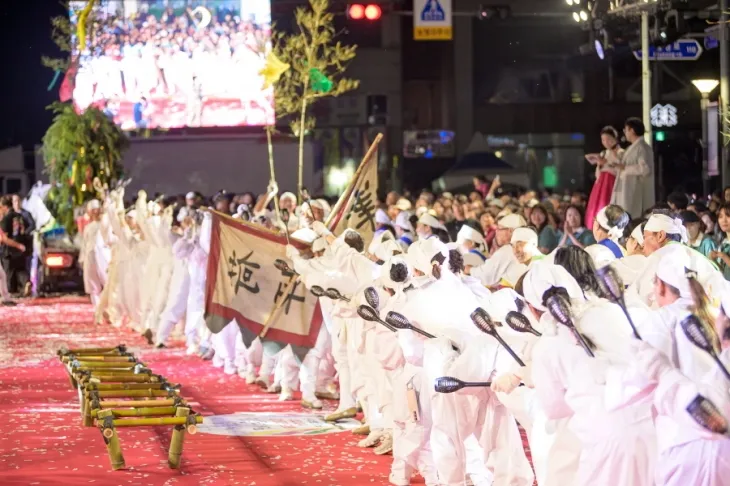 2025 강릉단오제가 27일 남대천 일대에서 개막한다. 사진은 지난해 축제 모습. 강릉단오제위원회 제공