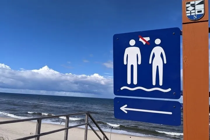 리투아니아의 니다 누드 비치에 나체 구역임을 알리는 표지판이 보인다. 니다 누드 비치 페이스북 캡처