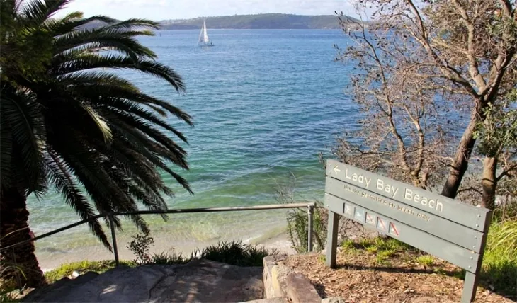 호주 시드니의 누드 비치인 레이디 베이 비치를 가리키는 표지판. 호주 뉴사우스웨일스주 국립공원 홈페이지 캡처