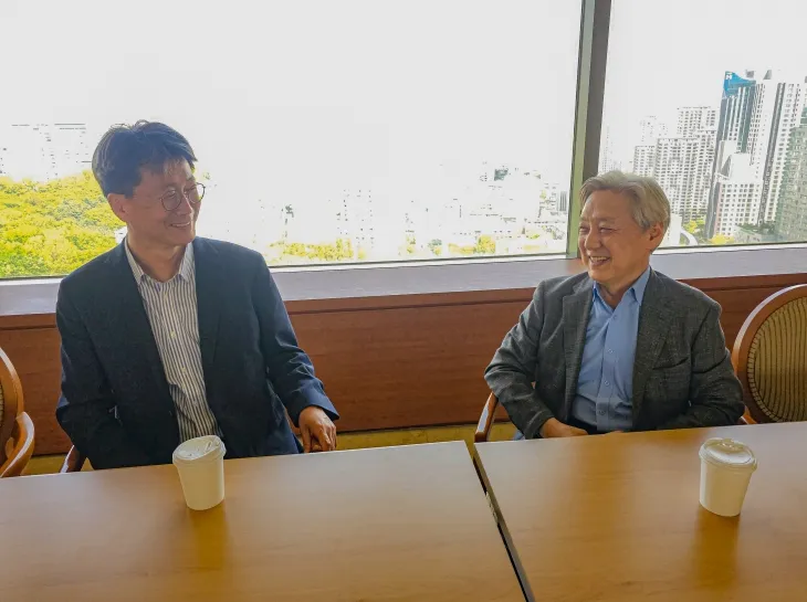 김영각(왼쪽) 희망여행 사무총장과 위광하 공동대표가 지난달 30일 서울고등법원에서 진행한 서울신문과의 인터뷰에서 희망여행의 활동과 운영 철학에 대해 이야기하고 있다.