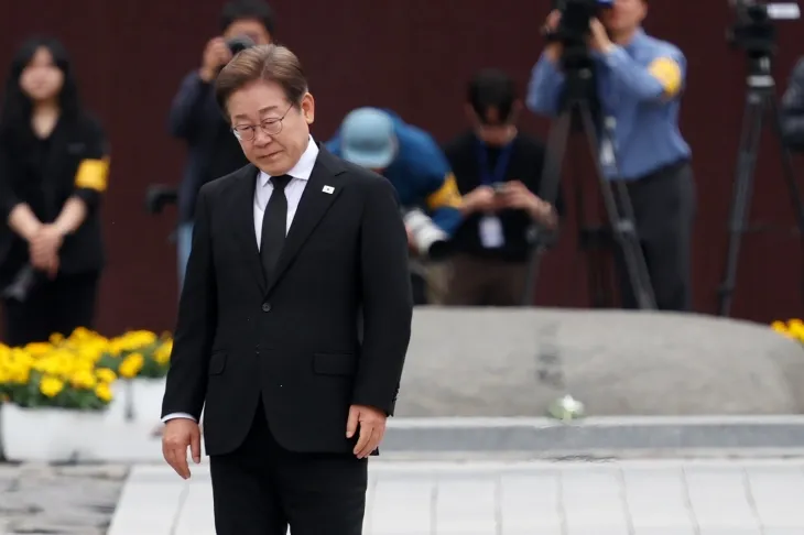 이재명 더불어민주당 대선 후보가 23일 경남 김해시 진영읍 봉하마을을 방문해 노무현 전 대통령 묘역 참배를 마친 뒤 이동하고 있다. 연합뉴스