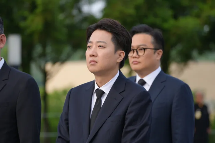 이준석 개혁신당 대선 후보가 23일 경남 김해시 진영읍 봉하마을을 방문해 노무현 전 대통령 묘역을 참배하고 있다. 연합뉴스