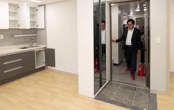 박일하 서울 동작구청장이 사당동 청년 맞춤형 공공주택을 방문해 살펴보고 있다. 동작구 제공