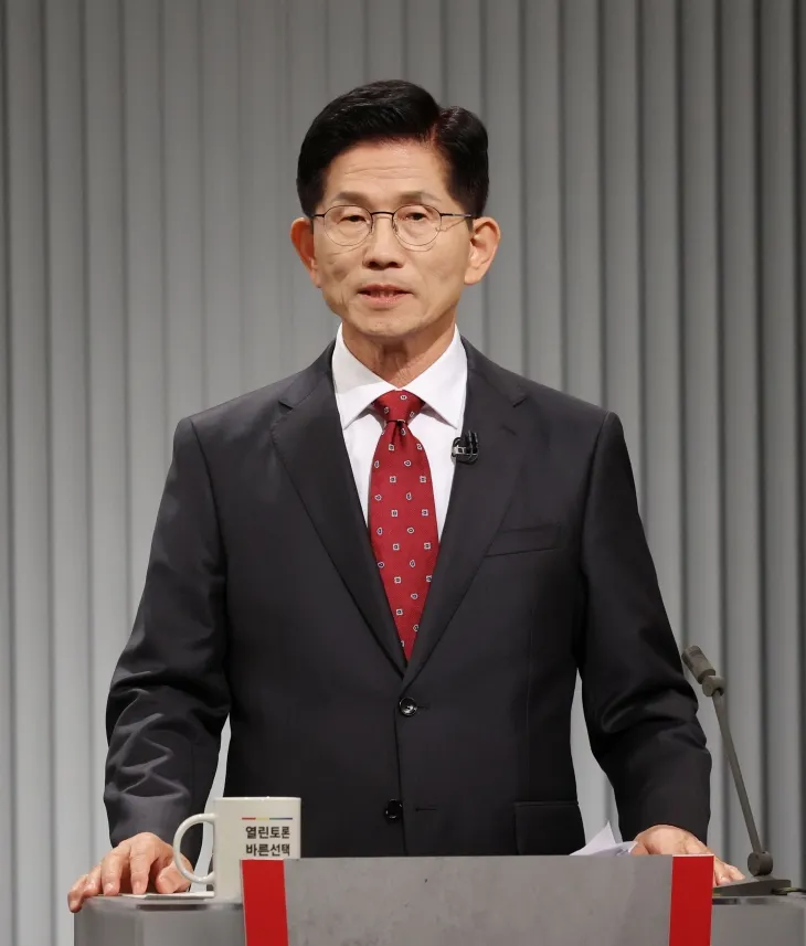 김문수 국민의힘 대선 후보가 23일 서울 영등포구 KBS스튜디오에서 열린 제21대 대선 2차 후보 토론회를 준비하고 있다. 2025.5.23 국회사진기자단