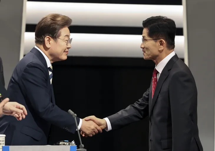 이재명 더불어민주당(왼쪽), 김문수 국민의힘 대통령 후보가 23일 서울 영등포구 KBS본관 스튜디오에서 중앙선거방송토론위원회 주관 제21대 대통령선거 2차 후보자 토론회 시작에 앞서 악수하고 있다. 2025.5.23 뉴스1