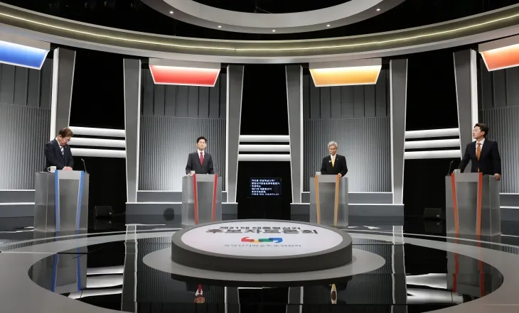 이재명(왼쪽부터)·김문수·권영국·이준석 대선 후보가 23일 서울 영등포구 여의도 KBS 스튜디오에서 열린 제21대 대선 2차 후보자 토론회를 준비하고 있다. 2025.5.23 국회사진기자단