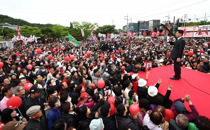 김문수 국민의힘 대선 후보가 24일 경북 구미시 박정희 전 대통령 생가 앞에서 집중유세를 하고 있다. 2025.5.24 공동취재