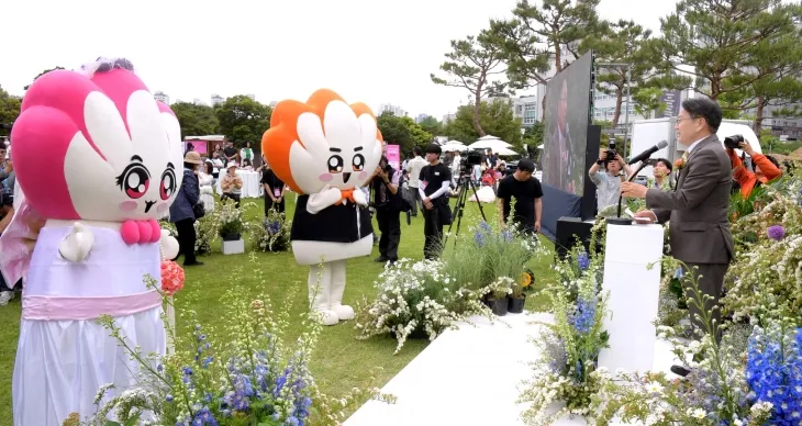 광주시 대표 캐릭터인 ‘빛돌이’와 ‘빛나영’의 결혼식이 강기정 광주시장의 주례로 진행됐다. 광주광역시 제공