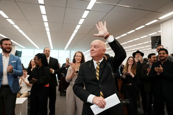 더그 밀스 뉴욕타임스 기자가 지난 5일 뉴욕타임스 편집국에서 퓰리처상 속보 사진 부문 수상자로 발표된 뒤 동료들의 축하를 받고 있다.  뉴욕 로이터 연합뉴스