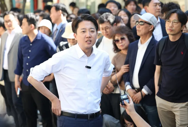 유세 전 발언하는 이준석 대선후보